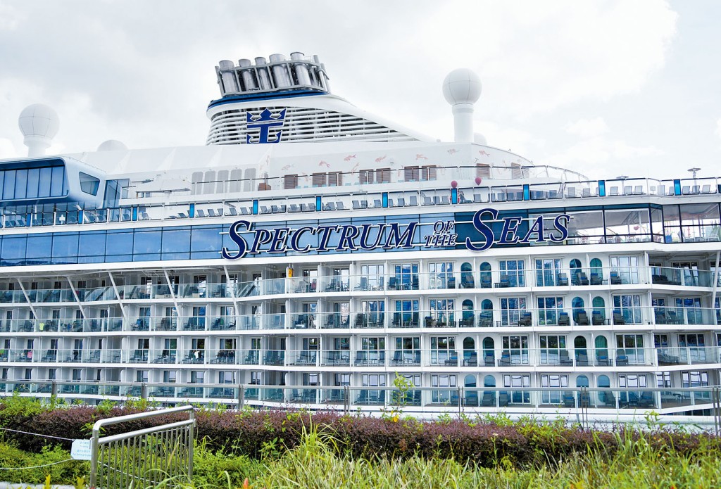 郵輪「海洋光譜號」前日抵港,船上旅客昨日紛紛下船觀光購物。
