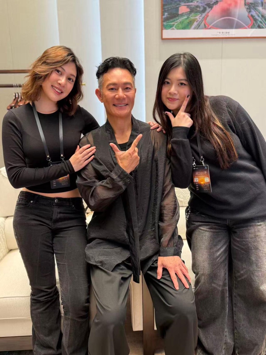 張兆輝愛女卓姿（Twiggy，左）化身小助理助陣。