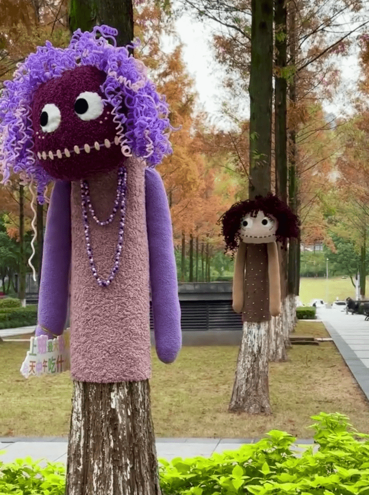 重慶渝興廣場上的「大樹人偶」,帶點「添布頓風格」。 重慶渝興廣場上的「大樹人偶」,帶點「添布頓風格」。