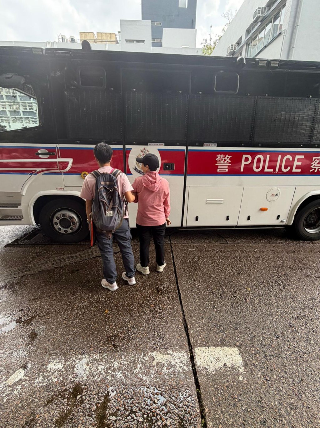 警方联同入境处打击黑工 突击搜查东九龙多个黑点 拘捕10人。警方图片