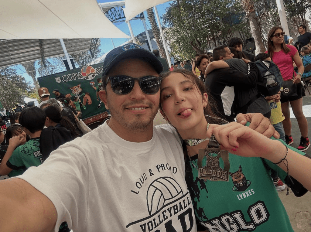 卡洛斯經常在社交平台貼出與女兒的生活照，可見父女情深。facebook@Csaa Arellano
