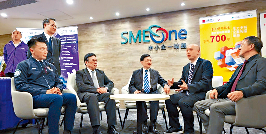 行政長官李家超到訪生產力局,與企業代表交流。