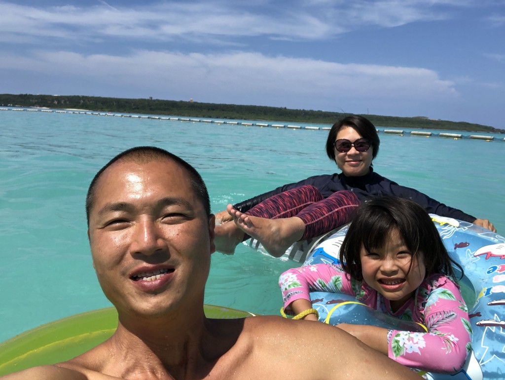 Ken(前)熱愛戶外活動,不時帶同妻女到海邊玩樂,享受沖繩的美好。 Ken(前)熱愛戶外活動,不時帶同妻女到海邊玩樂,享受沖繩的美好。