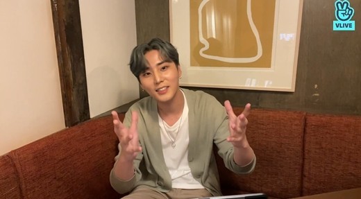 Young K在直播宣佈入伍及新碟消息。