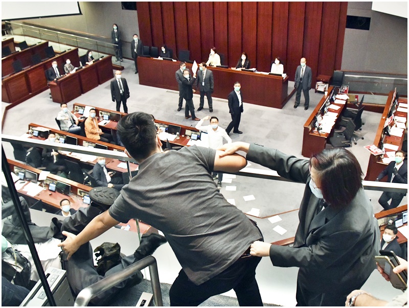 郭永健疑向會議室擲下紙張。資料圖片
