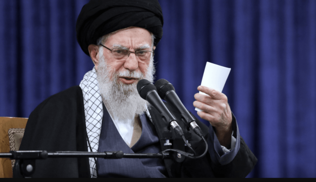 伊朗在最高領袖哈梅內伊（Ayatollah Ali Khamenei）於美以聯合空襲中身亡後，政權核心陷入前所未有的動盪與權力重組。