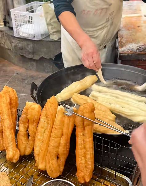 廣州公布最新版的公共場所英文標識規範，油條也有官方英文名。小紅書＠蟹黃醬