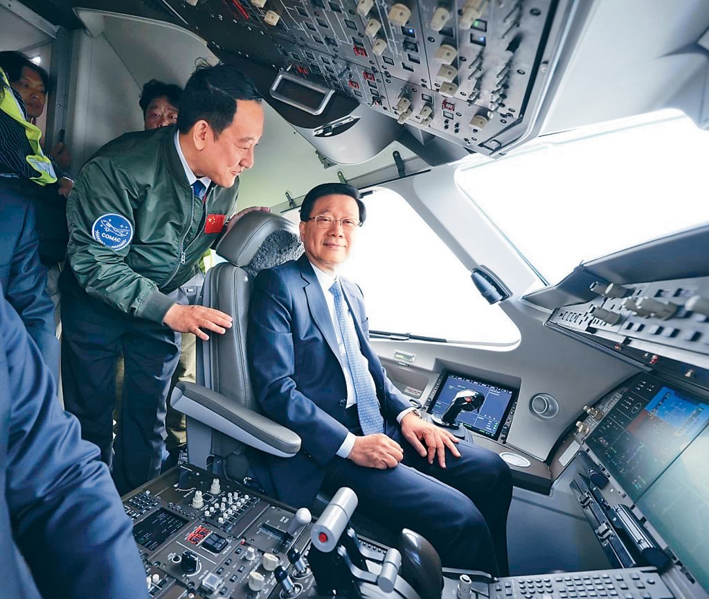 李家超參觀國產飛機,並入駕駛艙做機師。