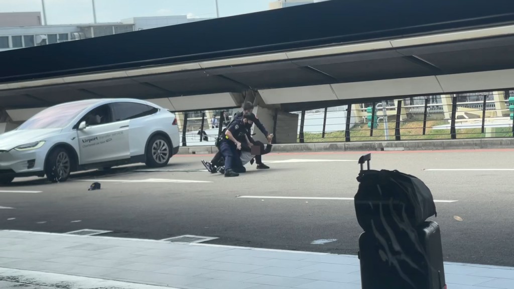 航警隨即連開8槍阻止Tesla離開,並將司機拉出車制服。threads@ysx.tw_47片段截圖 航警隨即連開8槍阻止Tesla離開,並將司機拉出車制服。threads@ysx.tw_47片段截圖