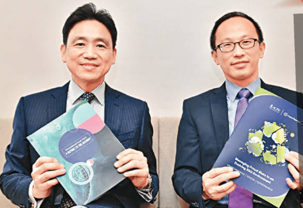 特許詐騙審查師學會香港分會董事兼研究委員會主席何仕景（左）與會長湯飈（右）。
