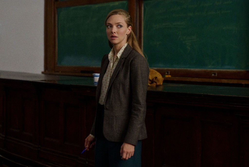 Amanda Seyfried 饰演的充满好奇心的探员 Rya Goodwin 。