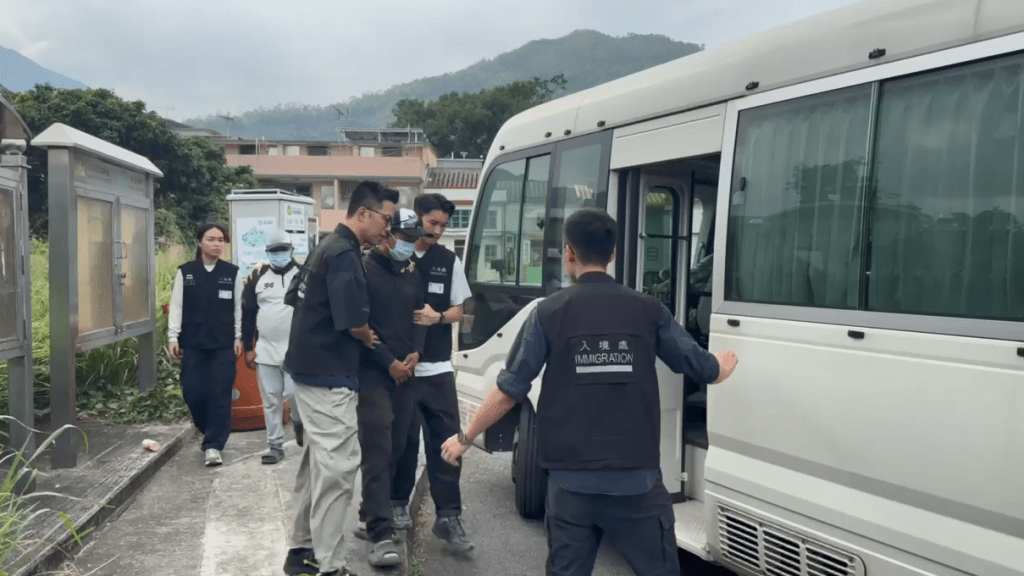 入境处在越野电单车训练场拘2菲籍男外佣涉当教练 。