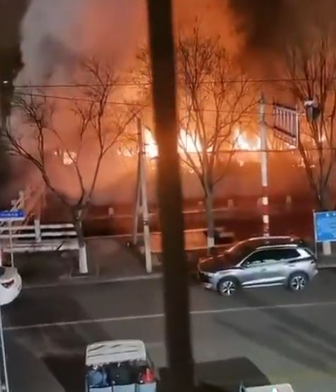 爆炸波及範圍極大，火球濃煙沖天如戰區。