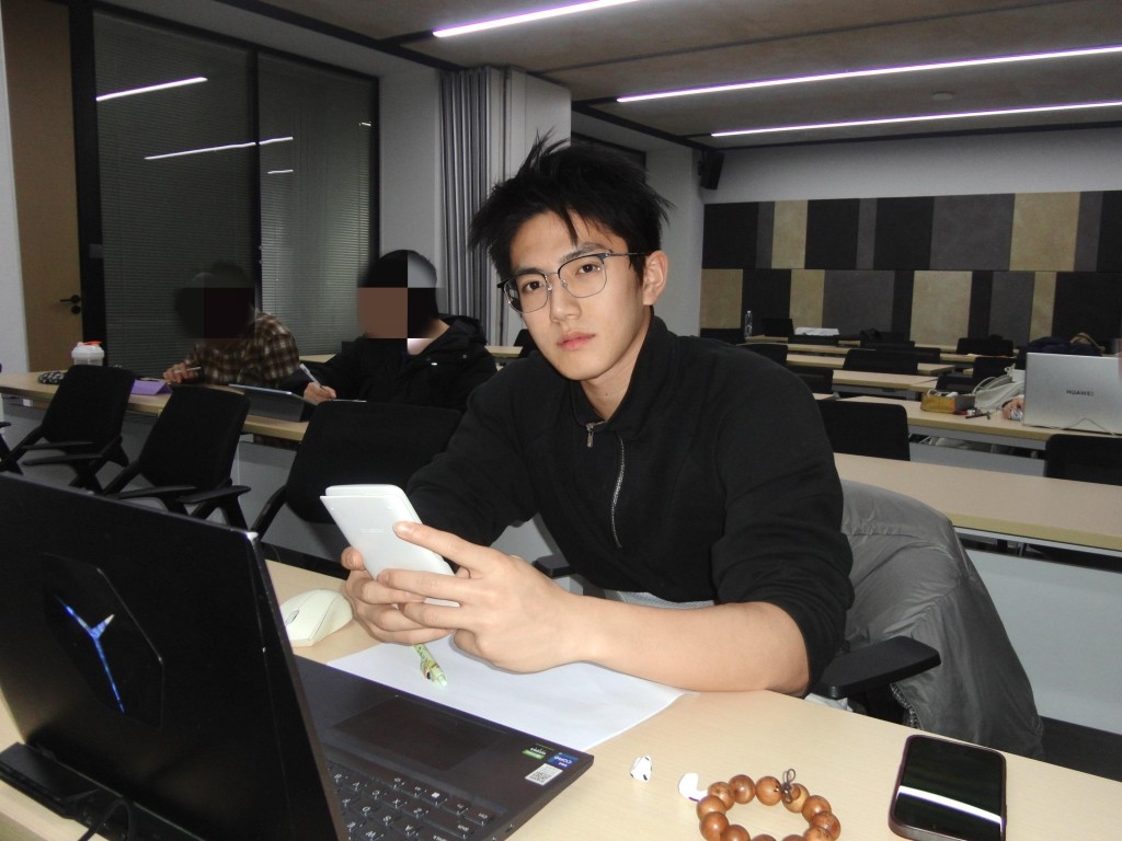 高宇恒因突出的外形在网络爆红。抖音