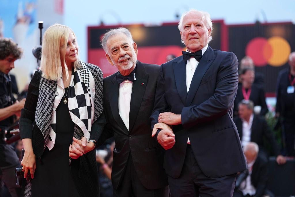 哥普拉(中)上月做心臟手術後首亮相,頒終身成就獎給Werner Herzog(右)。 哥普拉(中)上月做心臟手術後首亮相,頒終身成就獎給Werner Herzog(右)。
