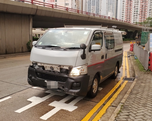 客貨車車頭損毀。