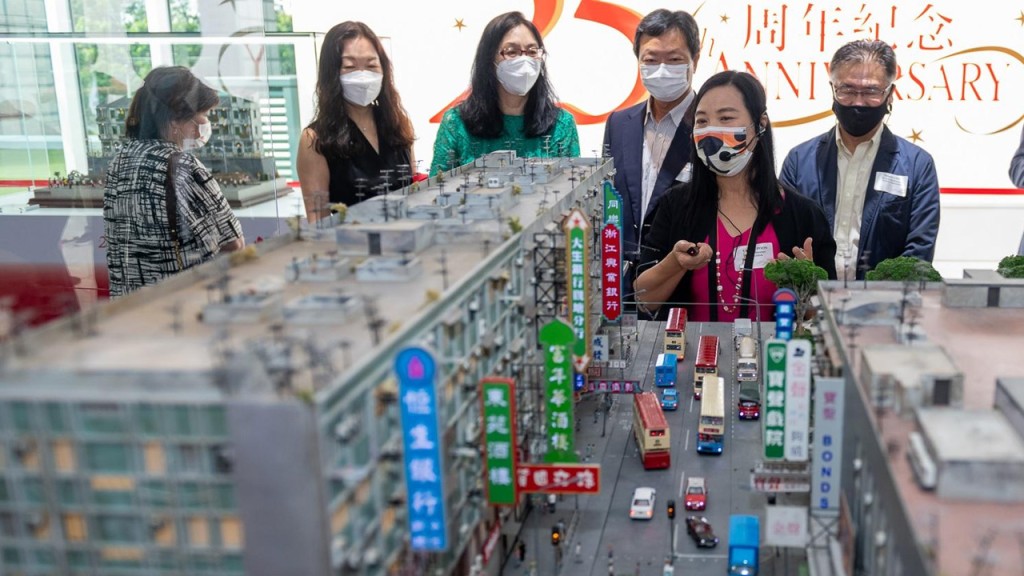 微型展覽開幕禮結束後，嘉賓參加導賞團觀賞微縮模型。政府新聞處