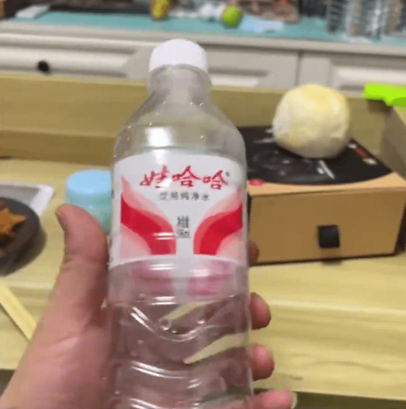 吉林男网购一箱蒸馏水，饮后心跳加速疑遭人掉包。
