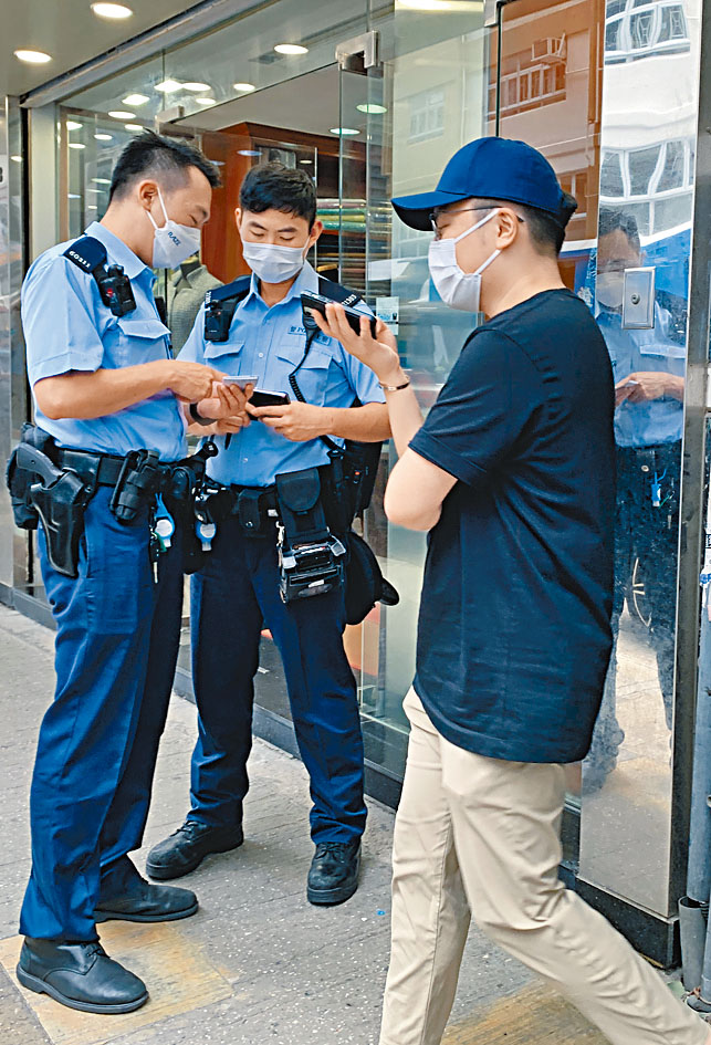 事主向警員講述經過。