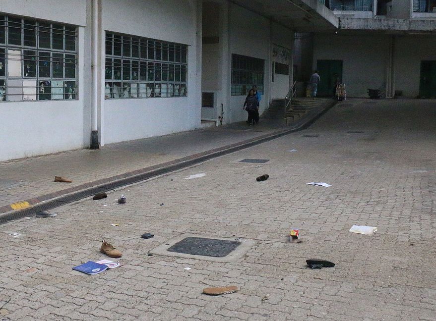 現場遺下鞋及書本。