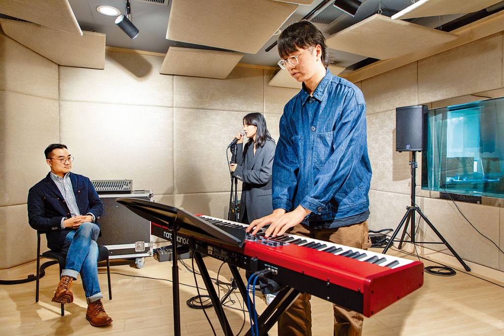 梁小如（中）及王超㷧（右）在學期間已參與本地歌手或電影的音樂製作，累積專業經驗，左為曾奕文。