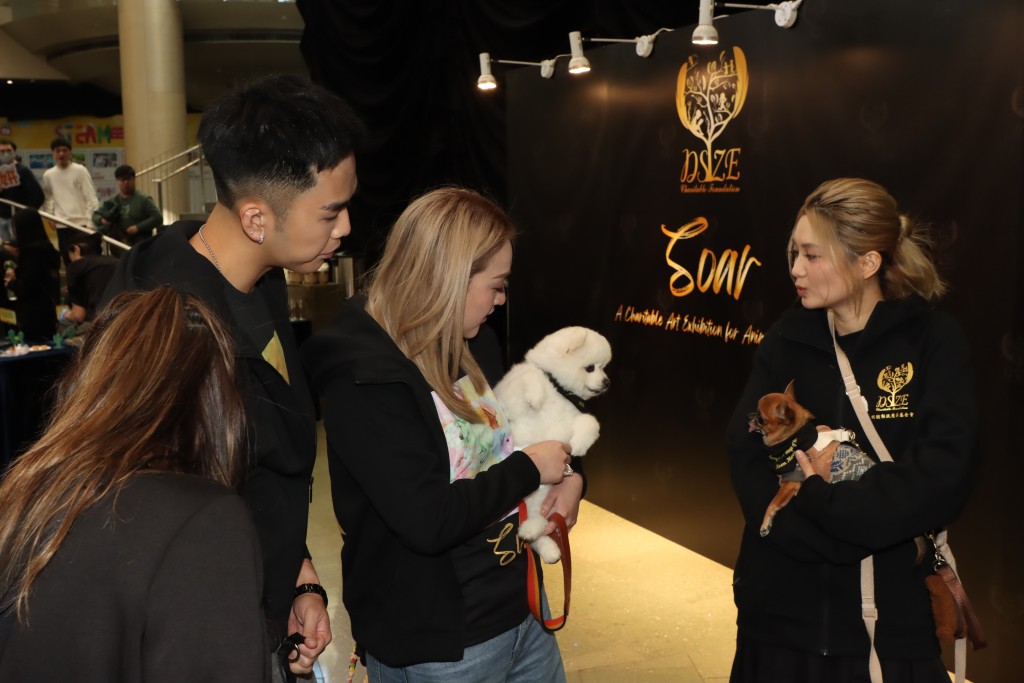 伍富橋與太太，跟黃妍分享湊狗日常。