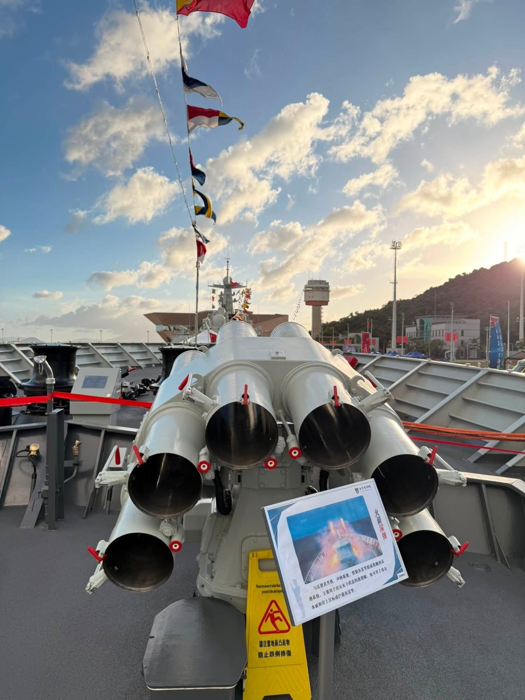 她指衡陽艦的後甲板均設有艦載直升機停機位，可適配直-20F反潛機。