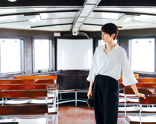 于渡海小轮上拍摄，Gigi表示最爱与家人一起坐船看风景。