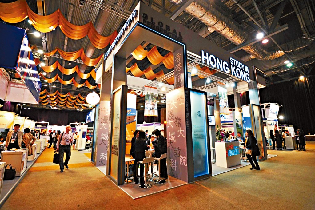 2013 APAIE年會暨展覽香港的展覽攤位介紹本港的高等教育面貌，吸引多名訪客前來参觀。