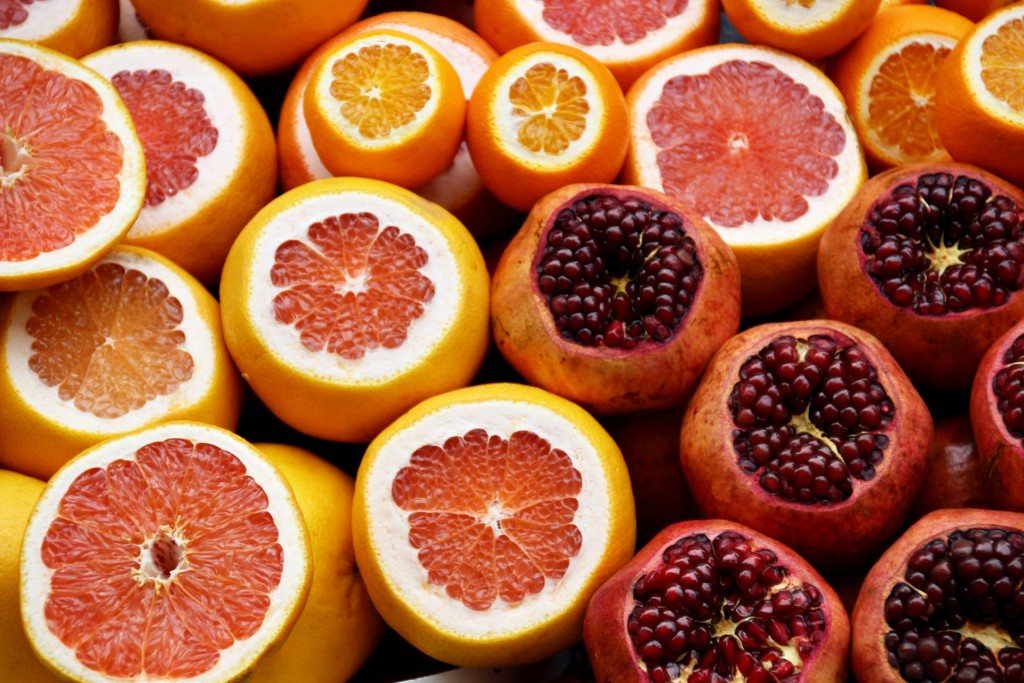 柑橘类水果富含维他命C，惟过量服用会刺激肠胃黏膜，引起上腹疼痛、恶心呕吐和腹泻。Unsplash图片
