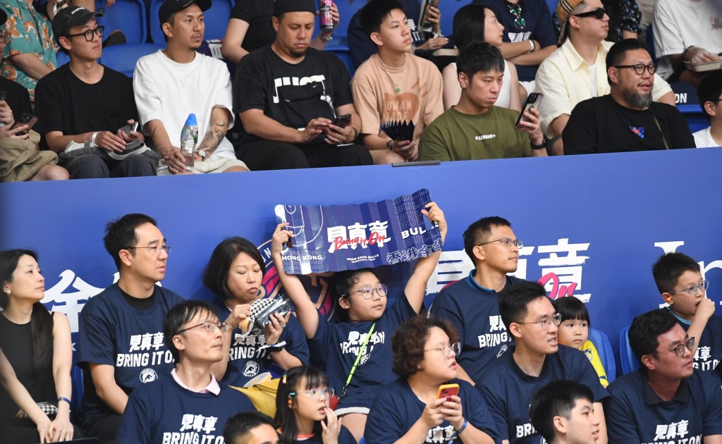 NBL新球季，香港金牛在修顿主场激战武汉锟鹏。 吴家祺摄