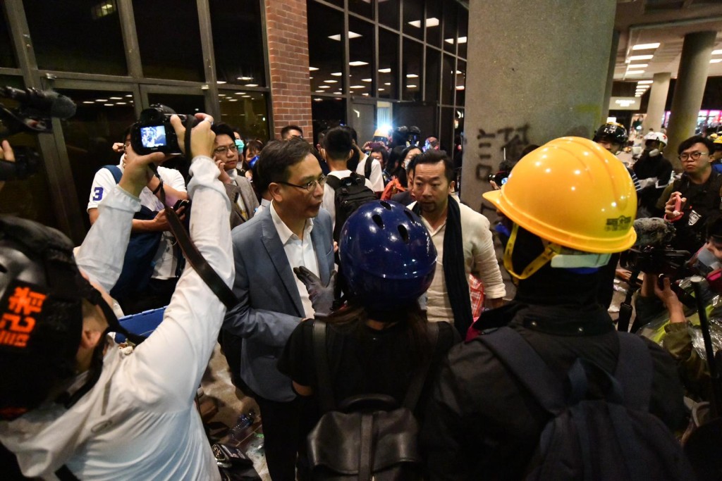 葉建源交代校長與警方協商結果。
