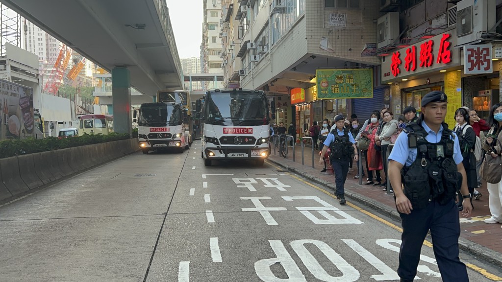 多輛警車停泊路邊，氣氛緊張。林思明攝