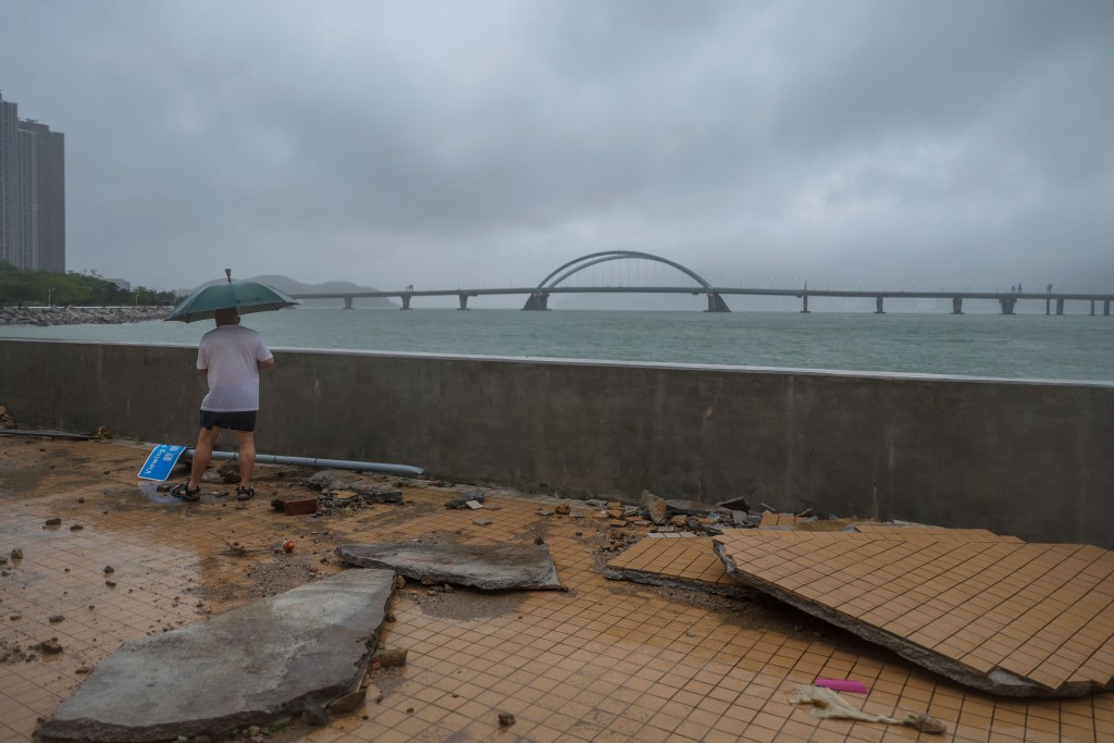 海濱長廊的路面地磚及指示牌亦遭損壞，碎磚四處散落。何家豪攝