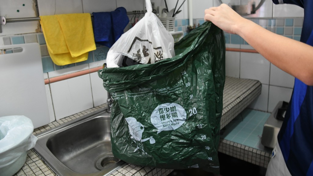 環保署冀公屋戶能善用屋邨的回收設施，並盡量利用提供的20個指定袋棄置每月的所有垃圾而無需使用額外垃圾袋。