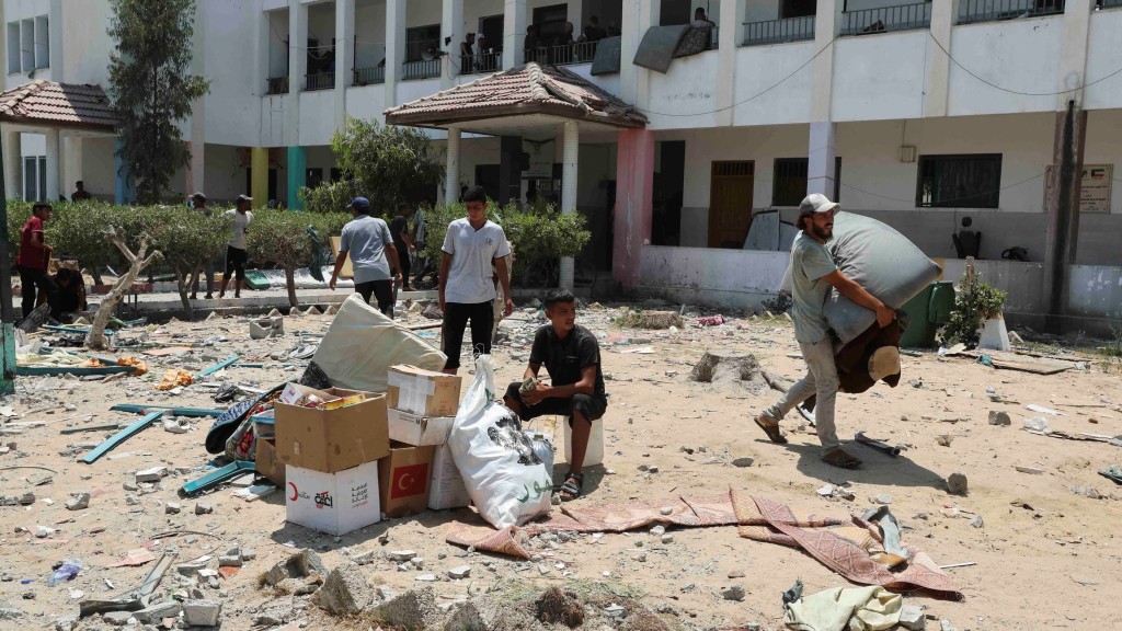 巴勒斯坦人撤離被轟炸的學校。 路透社