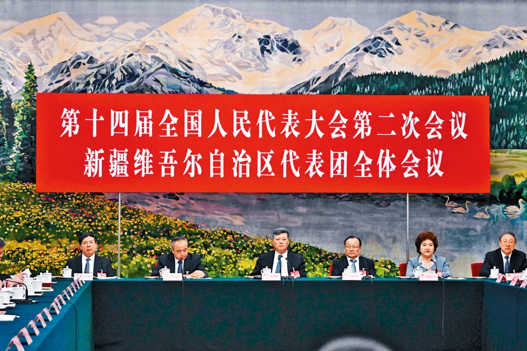 新疆書記馬興瑞昨日出席全國人大代表團會議。