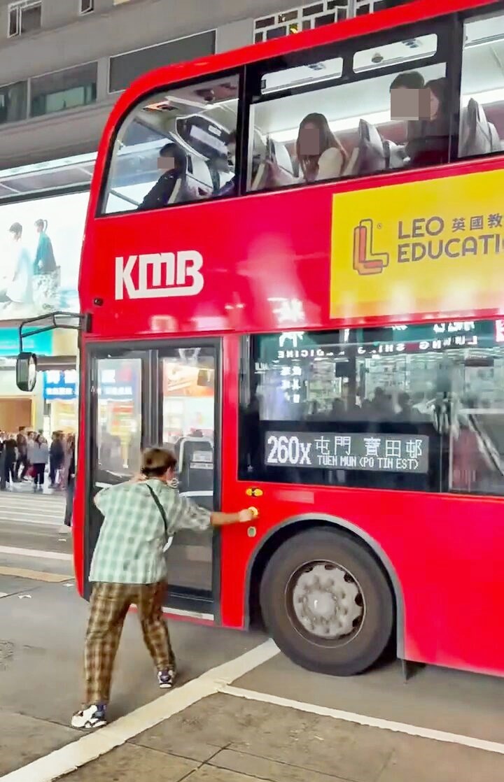 按下設於車門旁供緊急時使用的紅色「太平門掣」。fb「屯門友」截圖