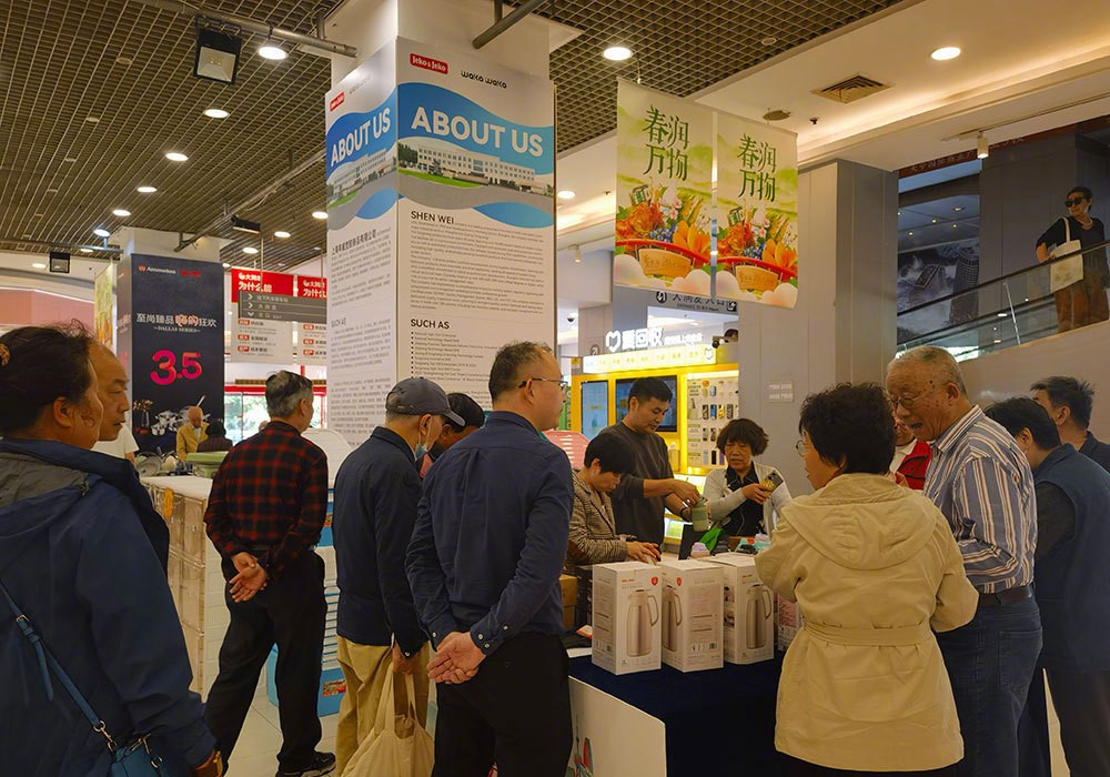 上海環球港出口商品展銷會於五一前開幕,吸引民眾選購貨品。