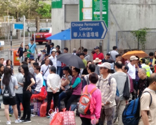 掃墓市民做好防曬措施，戴帽及撐傘遮陰。