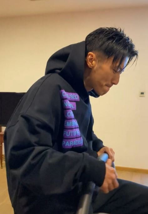 先是坐上羅馬椅。