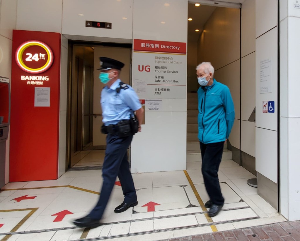 老翁跟隨警方返警署助查。林思明攝