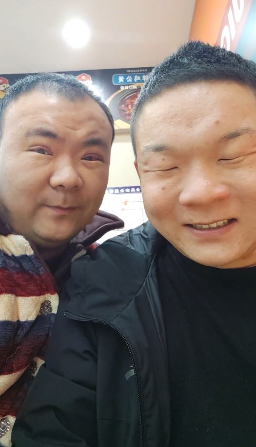 崔磊和弟弟生有一對瞇瞇眼，常被調侃開眼跟閉眼沒分別。抖音