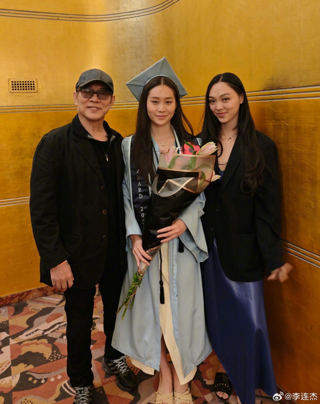 李連杰與利智所生的二女大學畢業了。 李連杰與利智所生的二女大學畢業了。