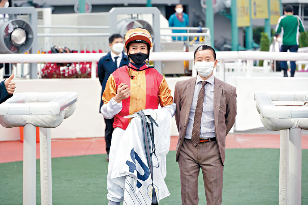 ■容天鵬和梁家俊昨日都起孖,前者更成為練馬師王。 ■容天鵬和梁家俊昨日都起孖,前者更成為練馬師王。