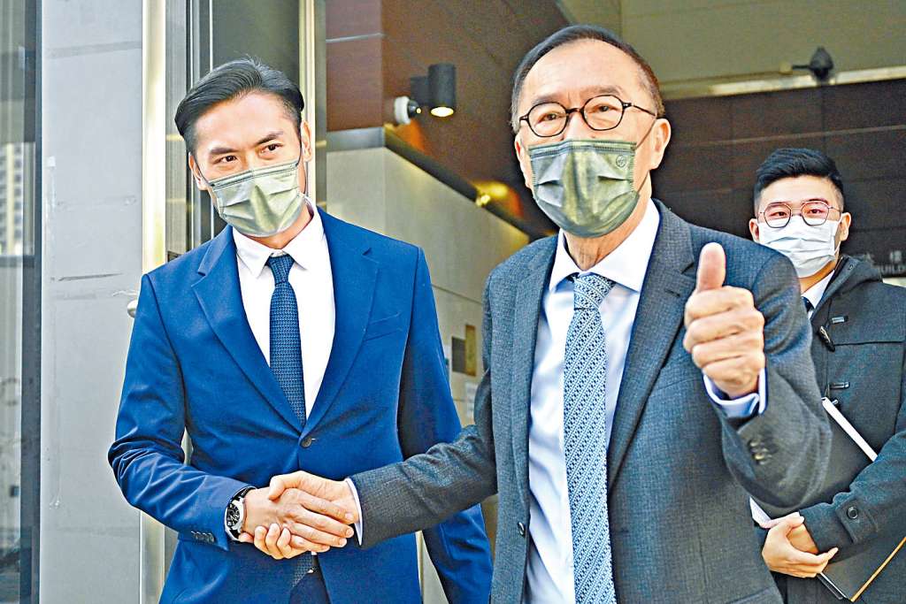 被告潘梓鋒(左)獲准自簽守行為三年,旁為其代表資深大律師清洪。