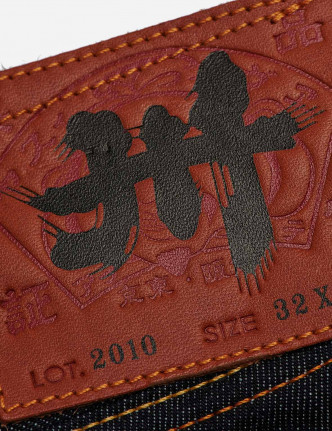 繡以佛頭Logo及三十周年字樣,為新品添注紀念價值。