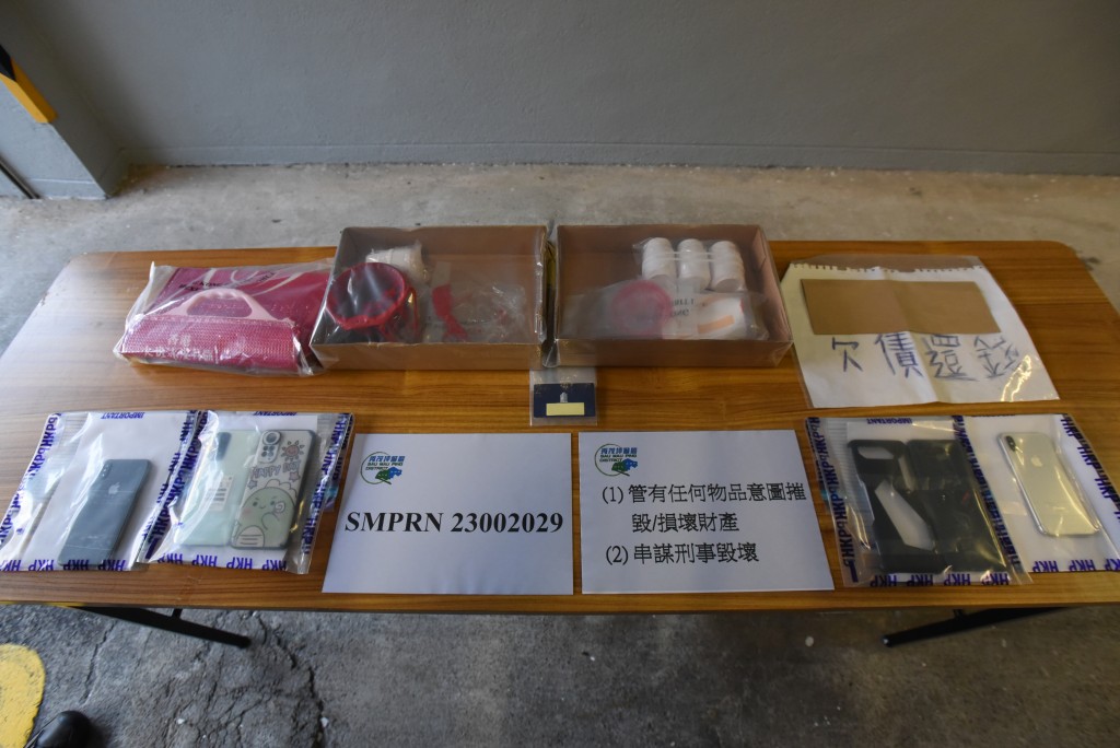 警方揭發黑幫利用手機通訊群組「派單」予青少年淋紅油協助追債。 資料圖片 警方揭發黑幫利用手機通訊群組「派單」予青少年淋紅油協助追債。 資料圖片