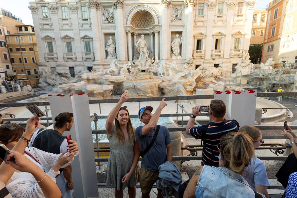 遊客都愛背向泉水投幣。路透社