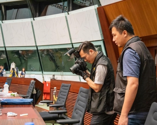 警方在立法會大樓搜證。香港警察fb